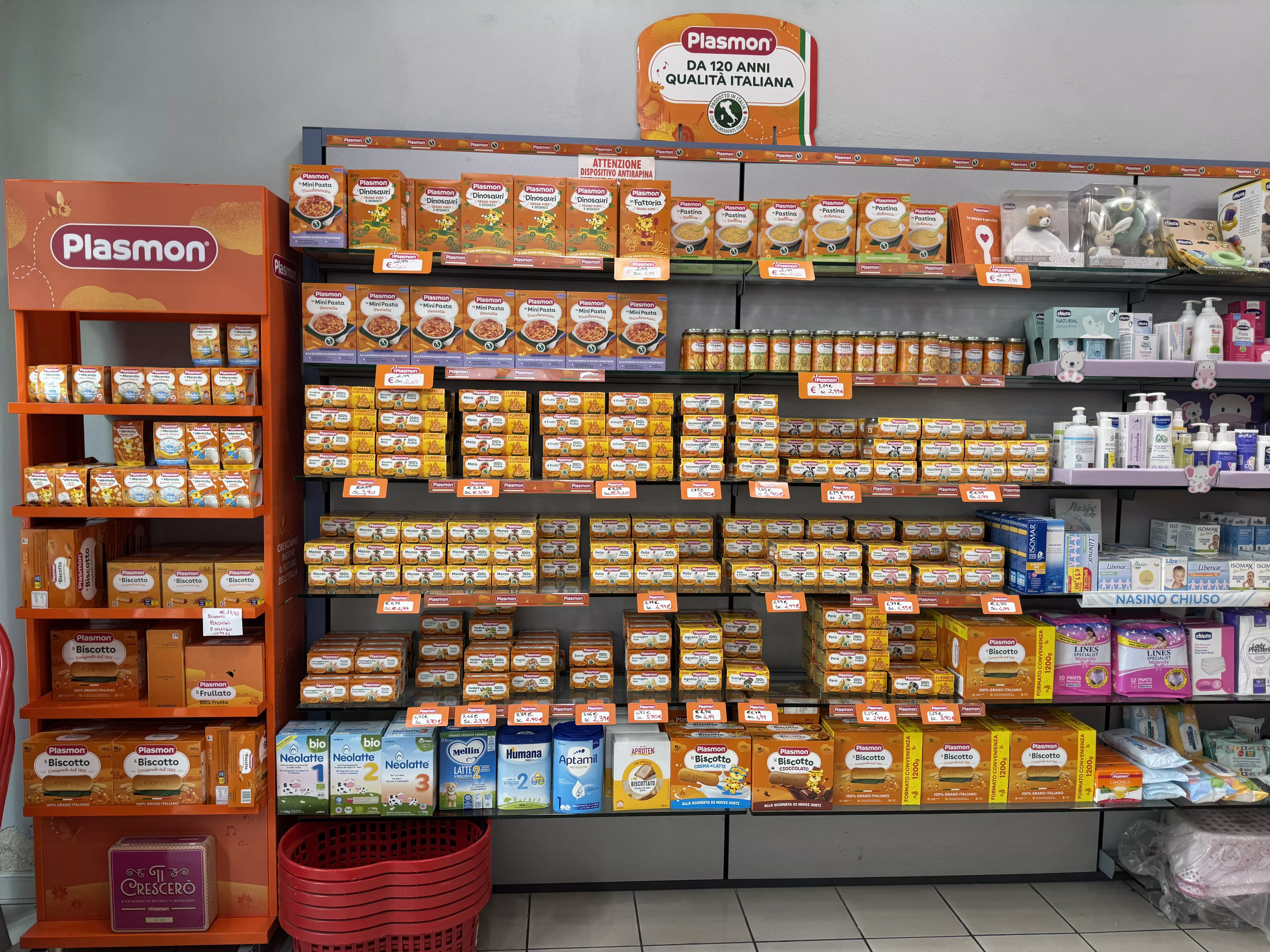 Farmacia Galeno Livorno, interno. Prodotti in vendita